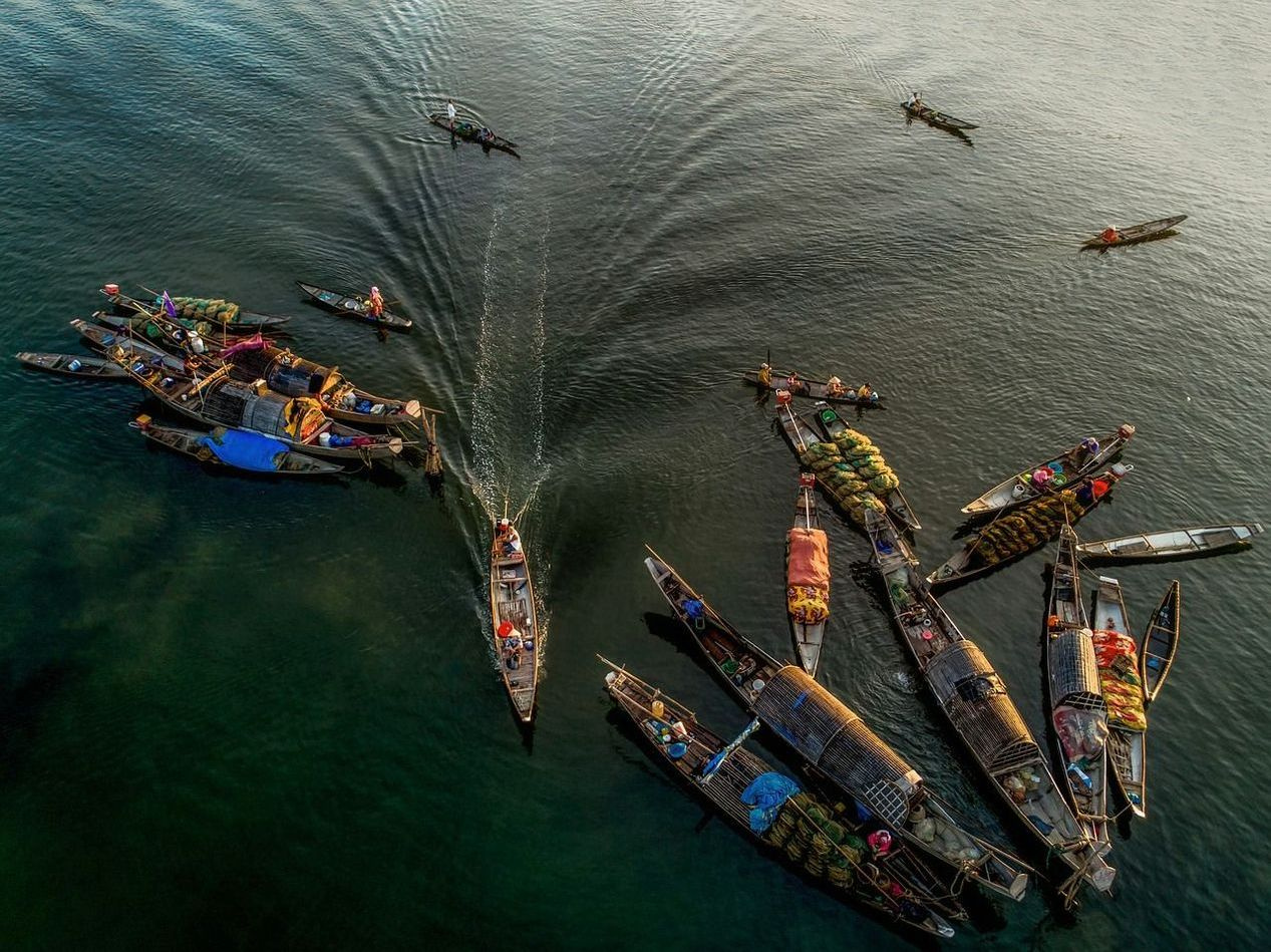 Barcos de pesca ancorados na praia, prontos para passeios de barco